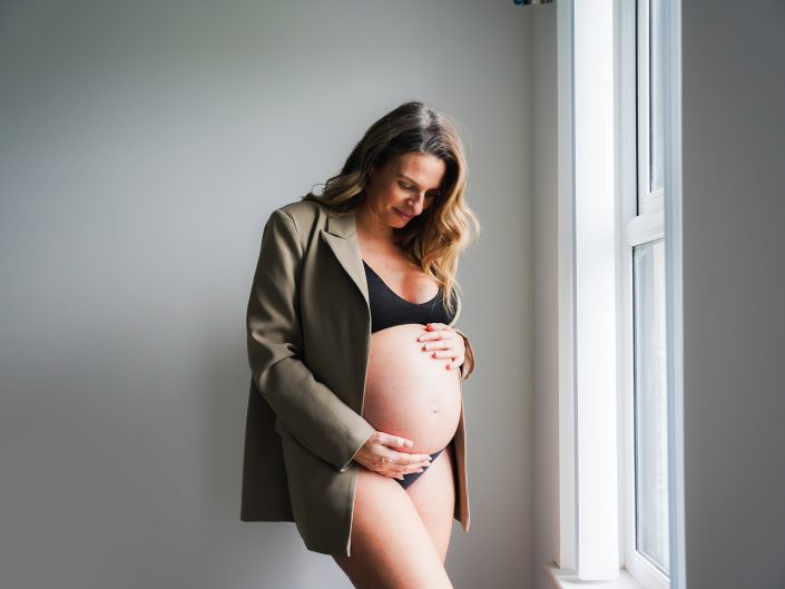 At home maternity shoot with Amy